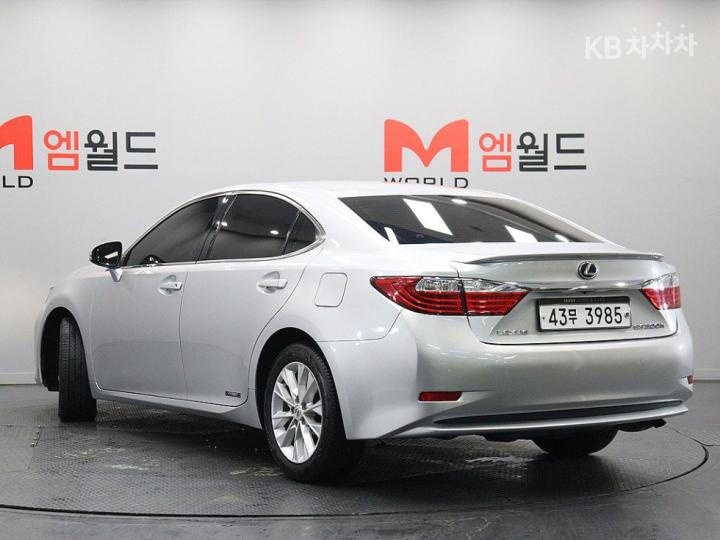 Lexus ES New 300h Supreme 5
