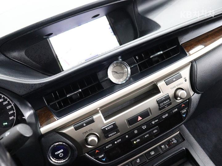 Lexus ES New 300h Supreme 8