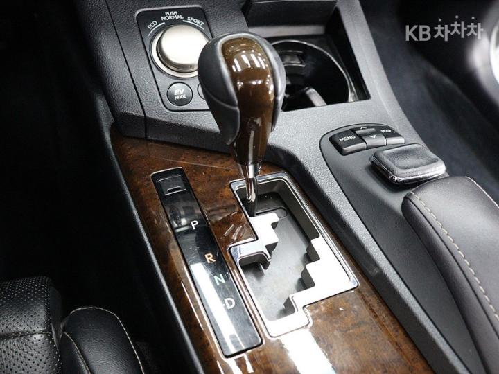 Lexus ES New 300h Supreme 9