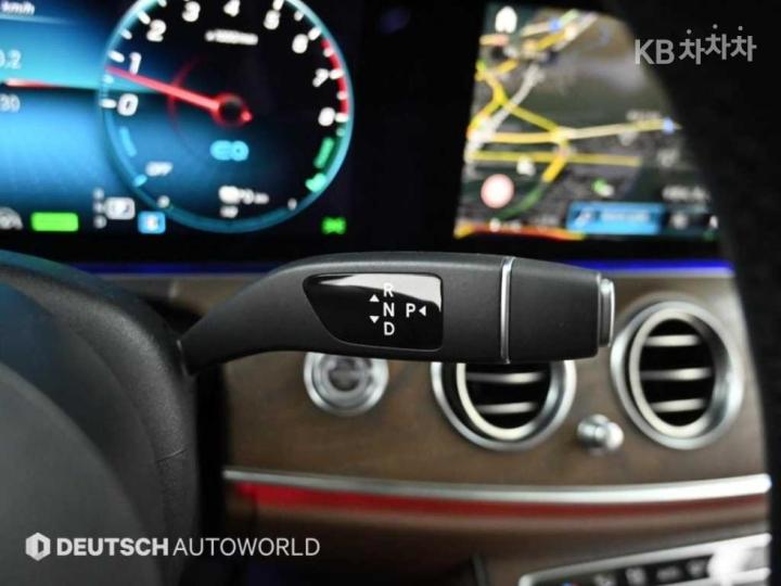 Mercedes-Benz E-Class W213 E300e 4MATIC Exclusive 10