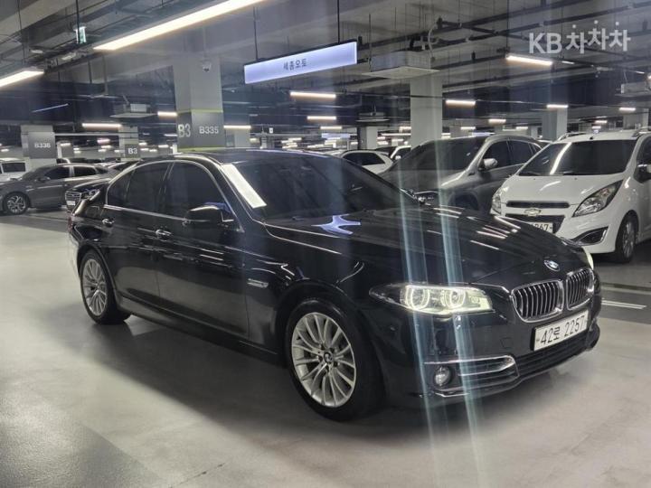 BMW 5 Series New 528i Luxury Base Type 2