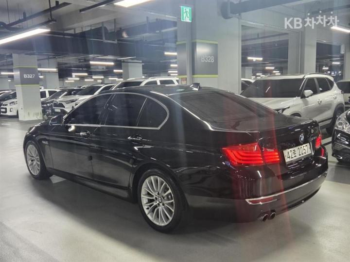BMW 5 Series New 528i Luxury Base Type 4