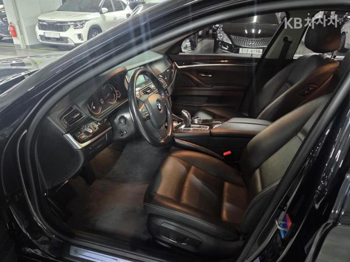 BMW 5 Series New 528i Luxury Base Type 7