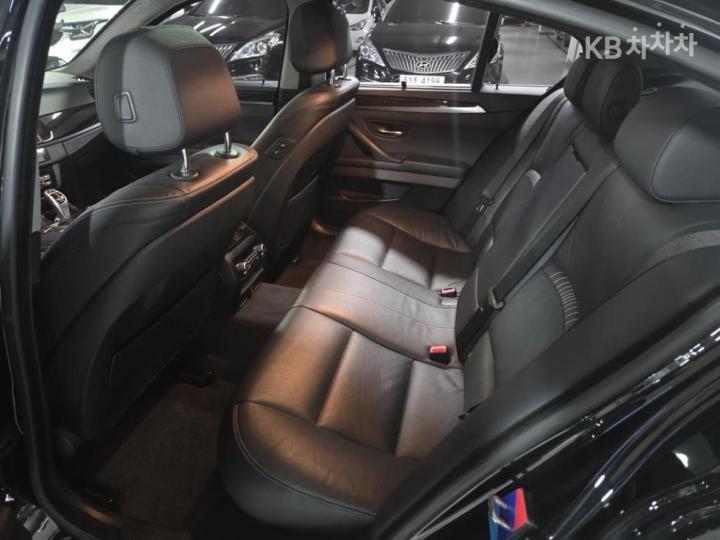 BMW 5 Series New 528i Luxury Base Type 8