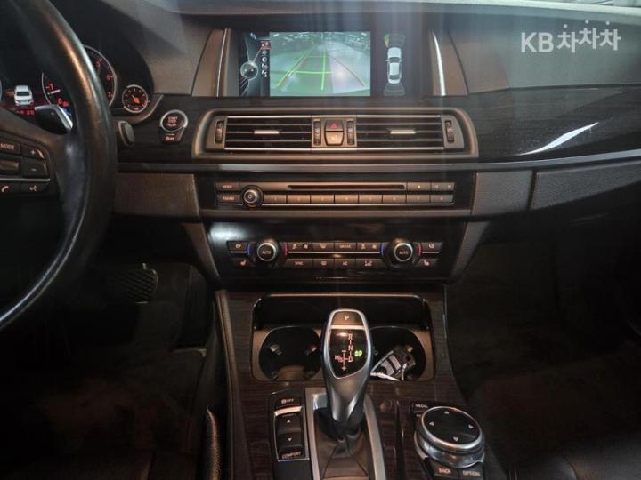 BMW 5 Series New 528i Luxury Base Type 9