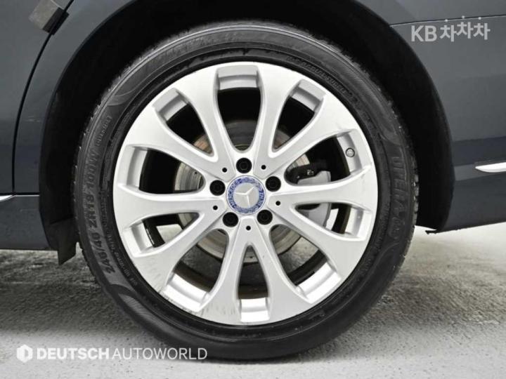 Mercedes-Benz E-Class W213 E220d Exclusive 6