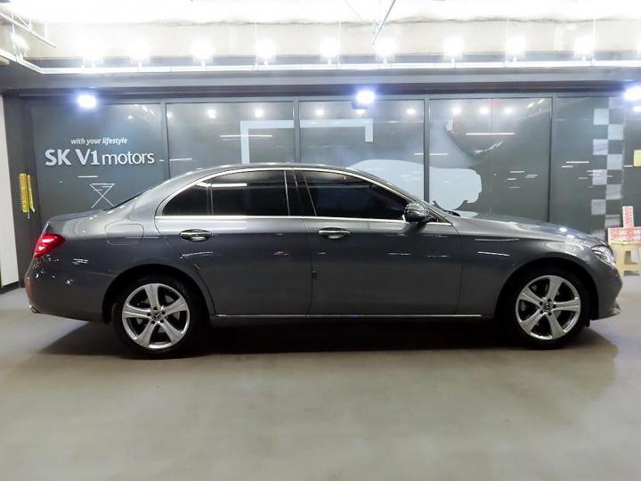 Mercedes-Benz E-Class W213 E220d Avantgarde 4