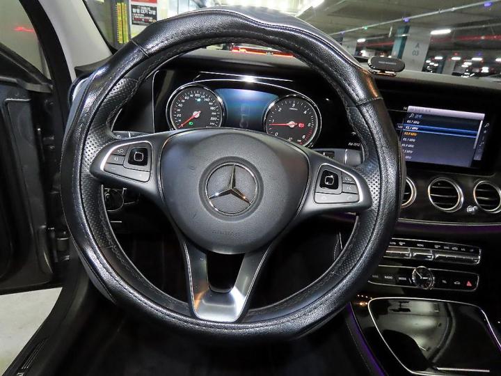 Mercedes-Benz E-Class W213 E220d Avantgarde 9