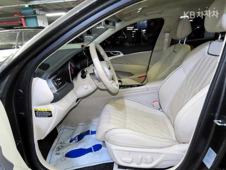 Genesis G70 2.0T Sport Package 8