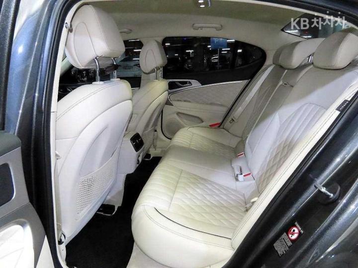 Genesis G70 2.0T Sport Package 9