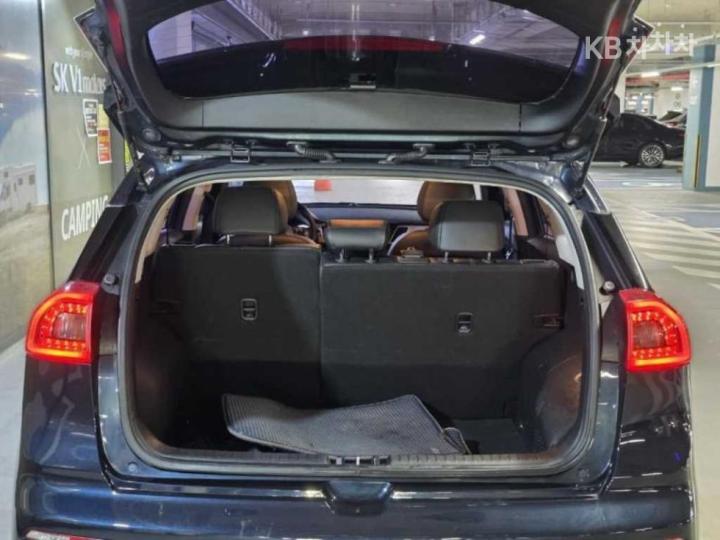 Kia Niro 1.6 Prestige 7