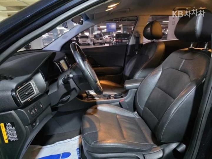 Kia Niro 1.6 Prestige 8