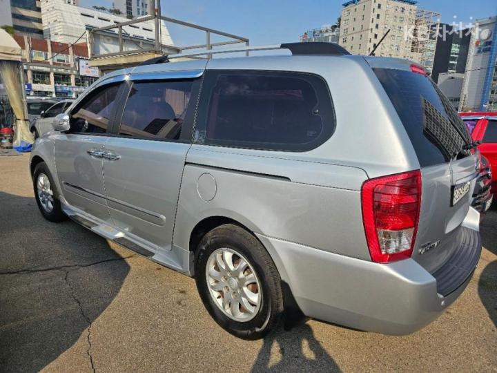 Kia Carnival R Grand GLX Premium 6