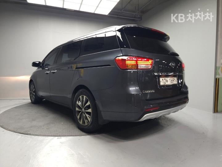 Kia Carnival 2.2 Diesel Luxury 5