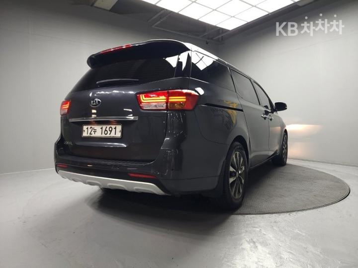 Kia Carnival 2.2 Diesel Luxury 6