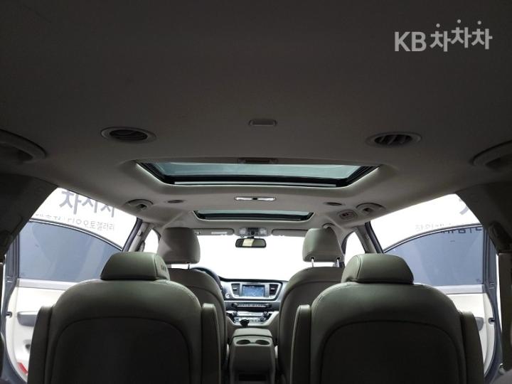 Kia Carnival 2.2 Diesel Luxury 8