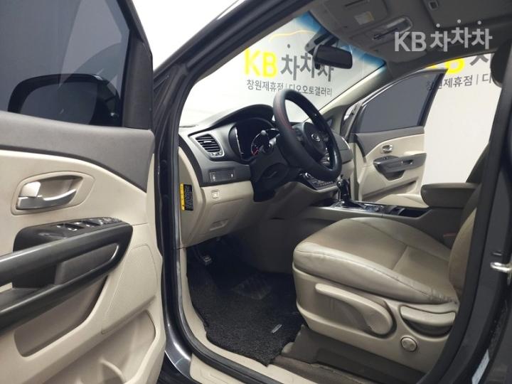 Kia Carnival 2.2 Diesel Luxury 10