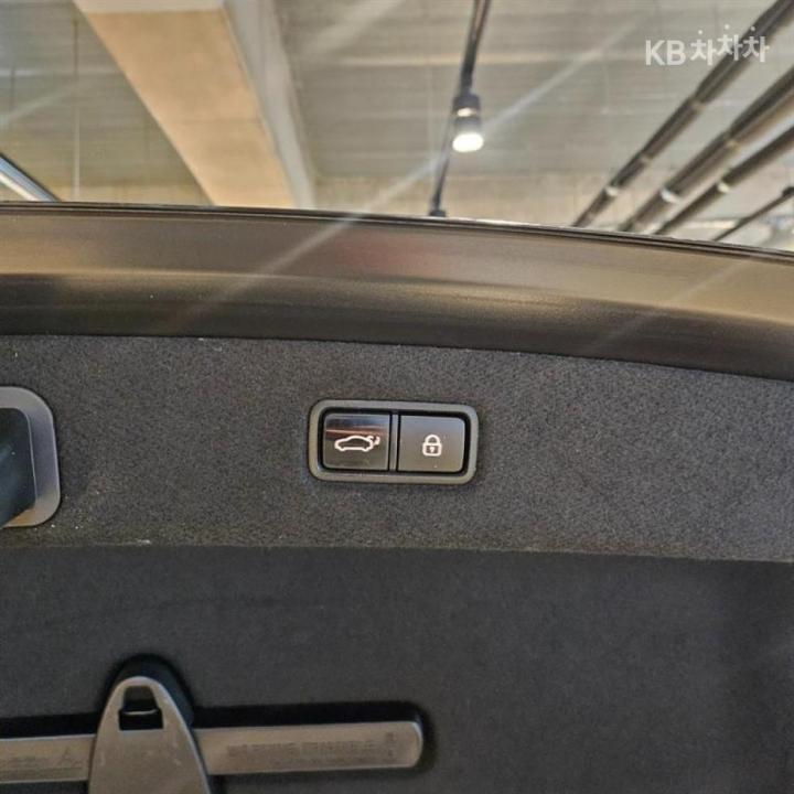 Genesis EQ900 5.0 GDI AWD Prestige 8