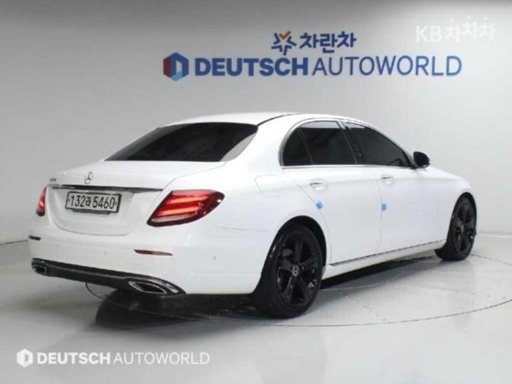 Mercedes-Benz E-Class W213 E300 Avantgarde 3