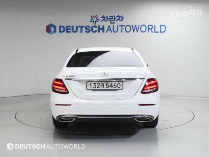 Mercedes-Benz E-Class W213 E300 Avantgarde 5