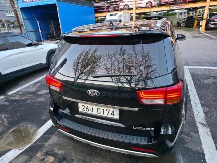 Kia Carnival 3.3 Gasoline Limousine President 6