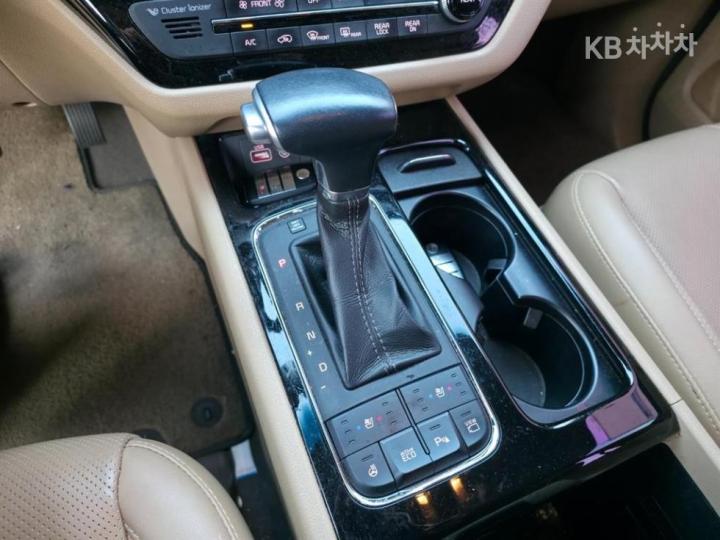 Kia Carnival 3.3 Gasoline Limousine President 10