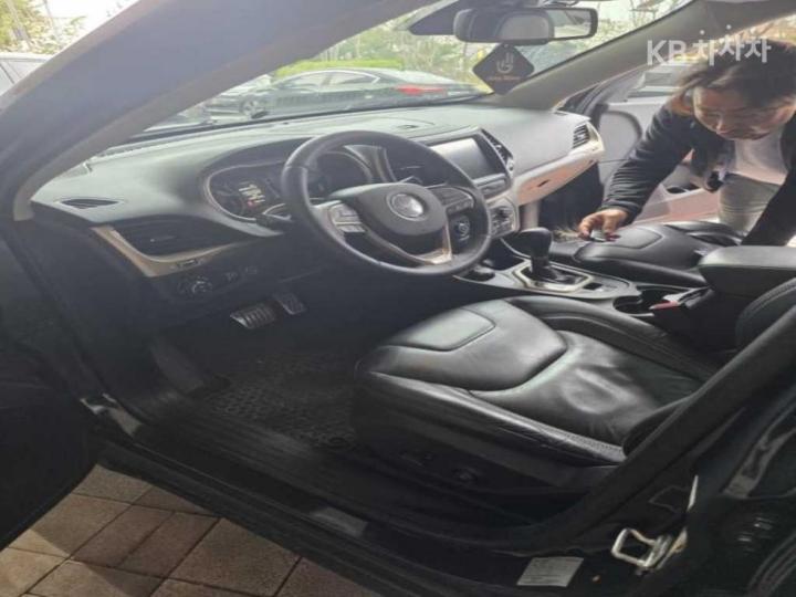 Jeep Cherokee 2.4 Longitude High 8