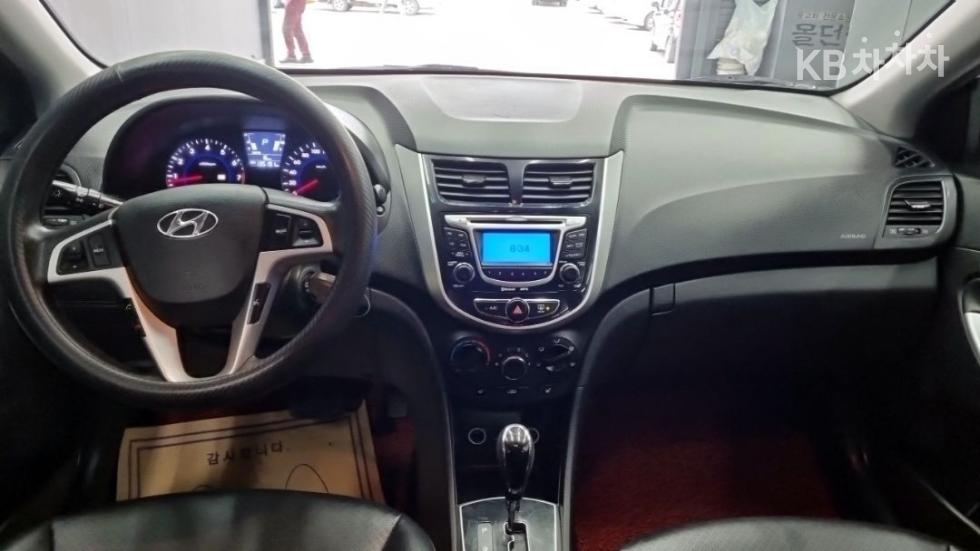 2013 - hyundai accent