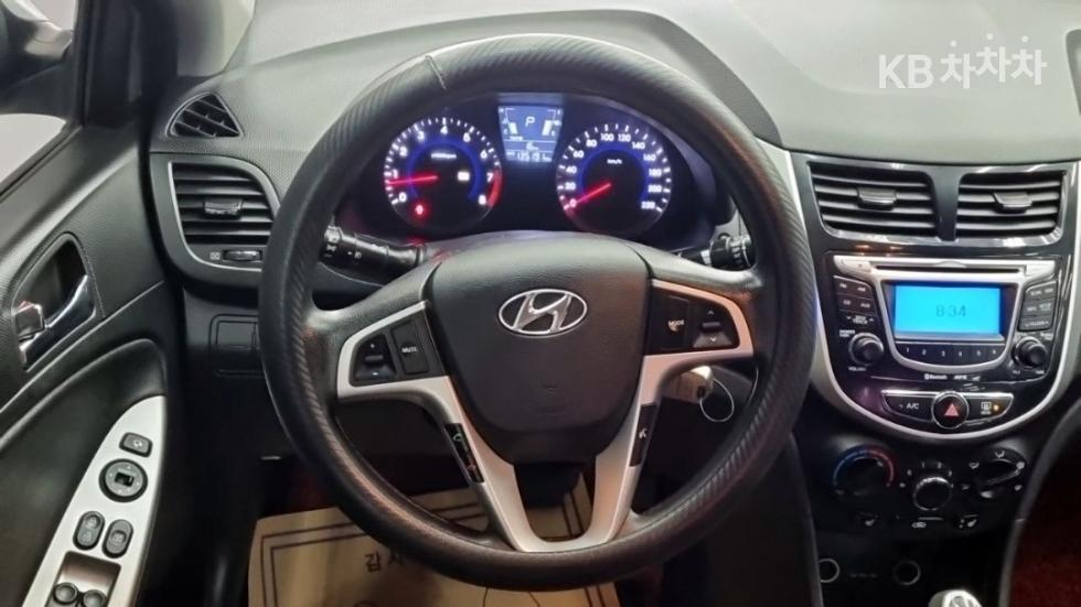 2013 - hyundai accent