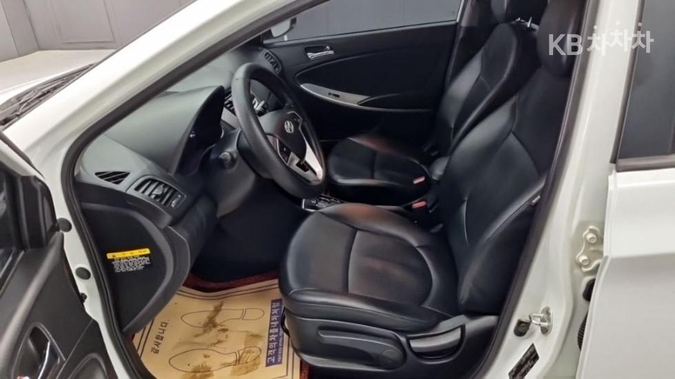 2013 - hyundai accent