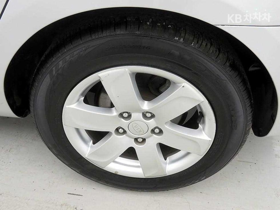 Kia Carens — miniaturë 19