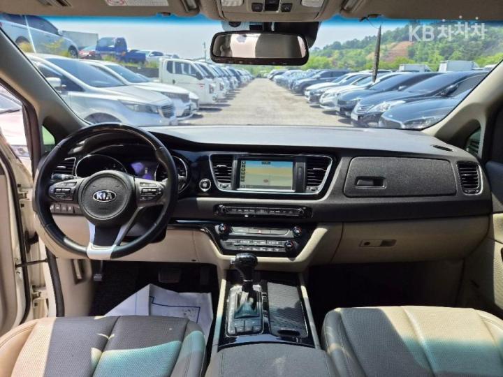 Kia Carnival 2.2 Diesel Limousine President 10
