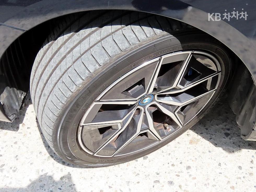 2024 - bmw i5