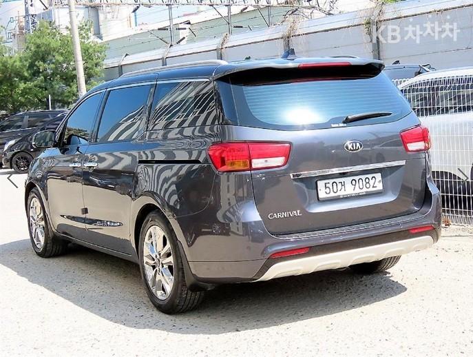 Kia Carnival 2.2 Diesel Prestige 4