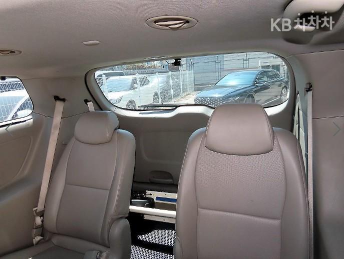 Kia Carnival 2.2 Diesel Prestige 8