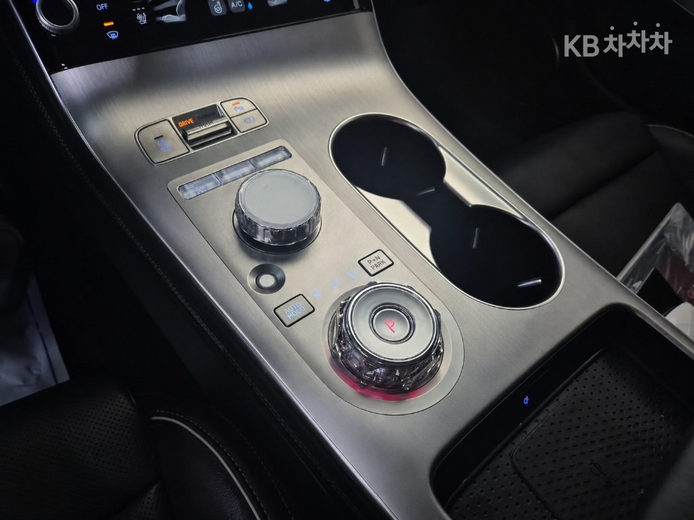 2025 Genesis GV70 photo