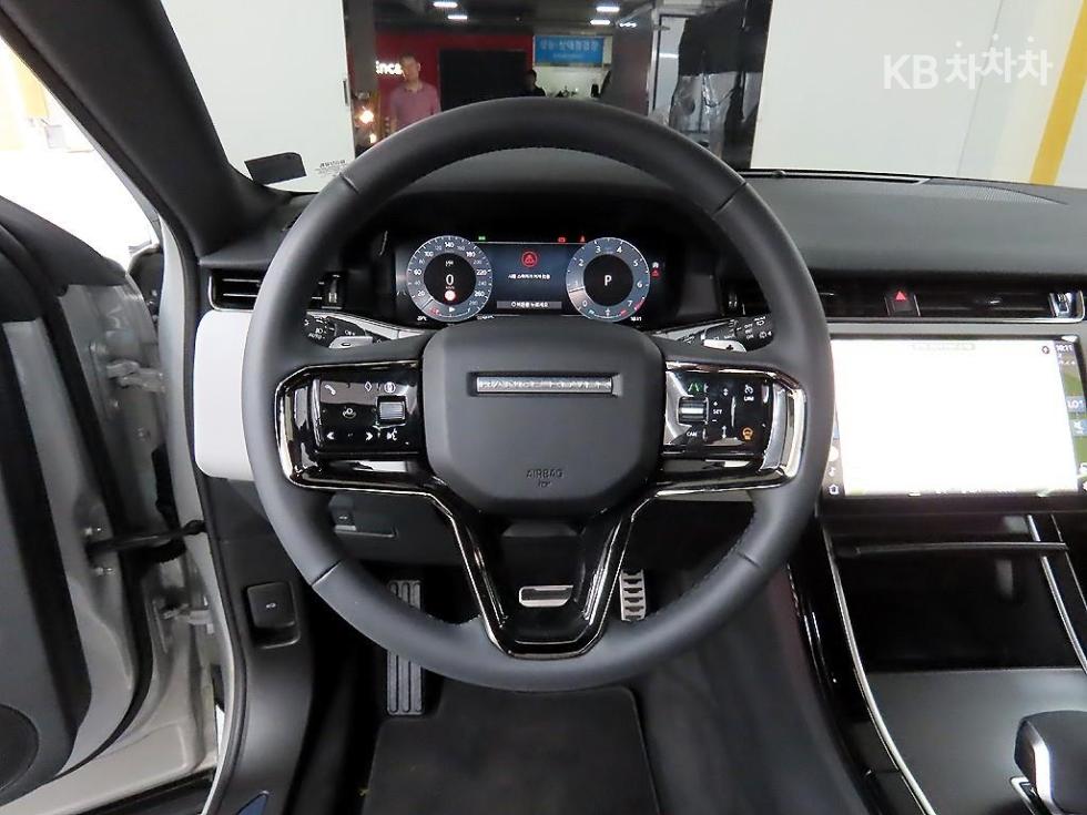 2025 Land Rover Used Car photo