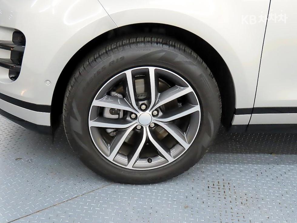 2025 Land Rover Used Car photo