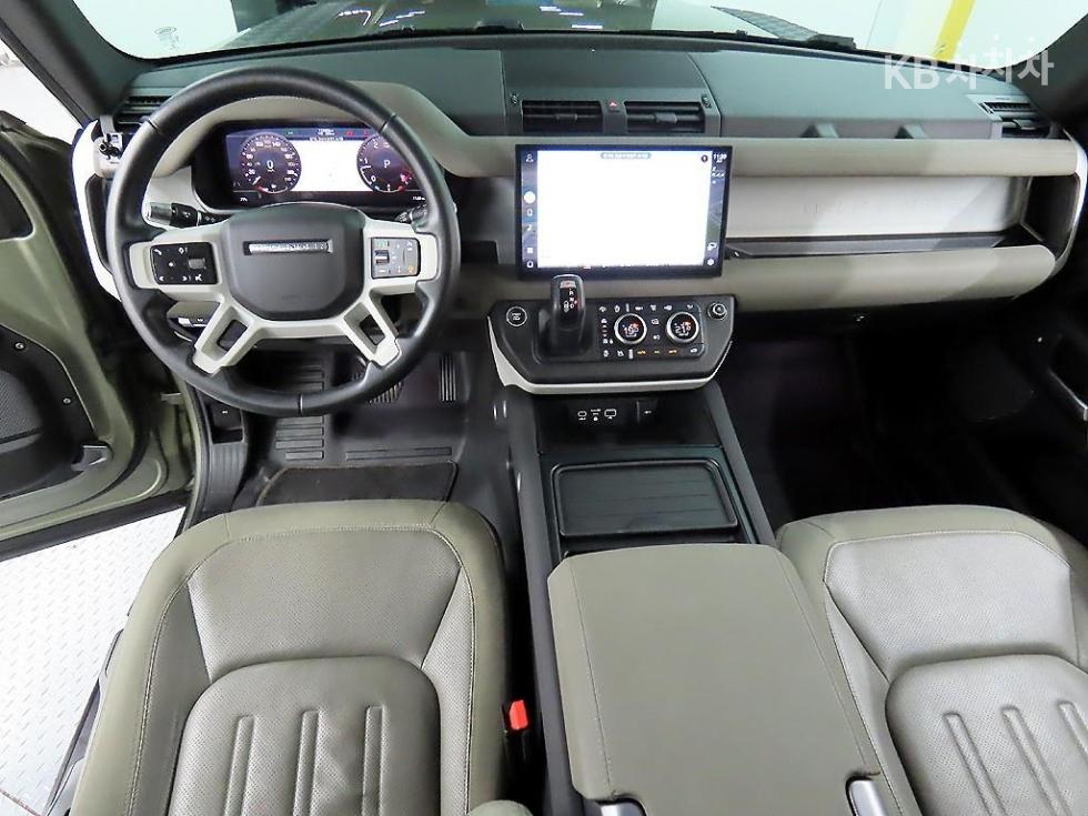 2021 Land Rover (L663) photo