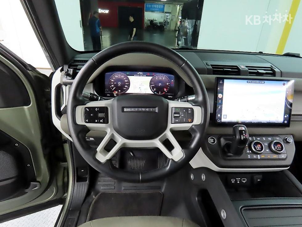 2021 Land Rover (L663) photo