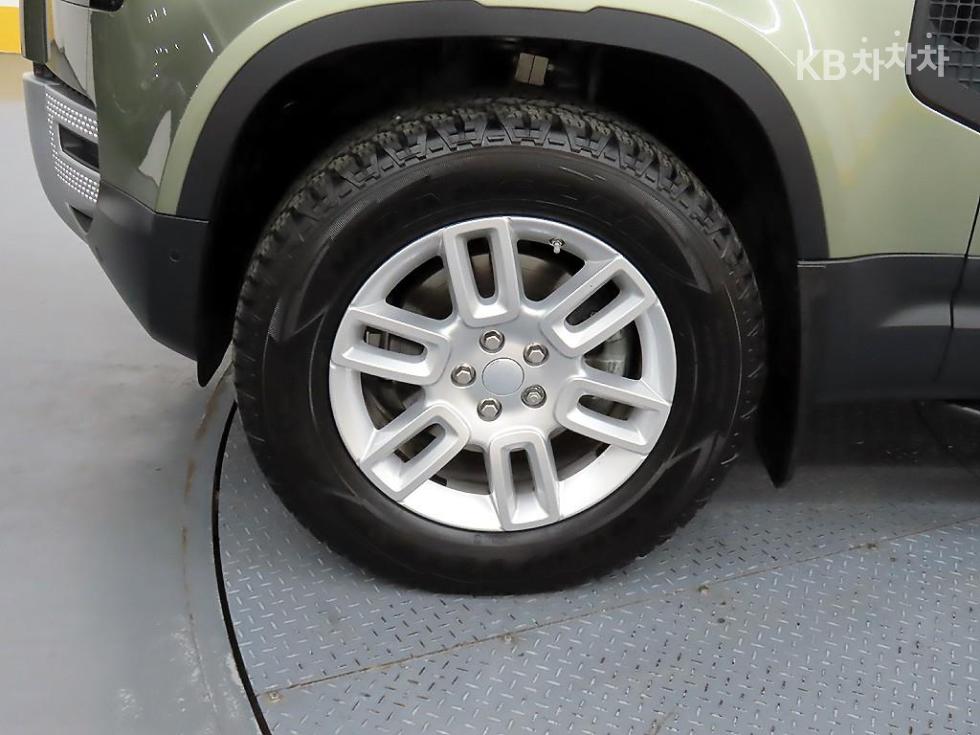 2021 Land Rover (L663) photo