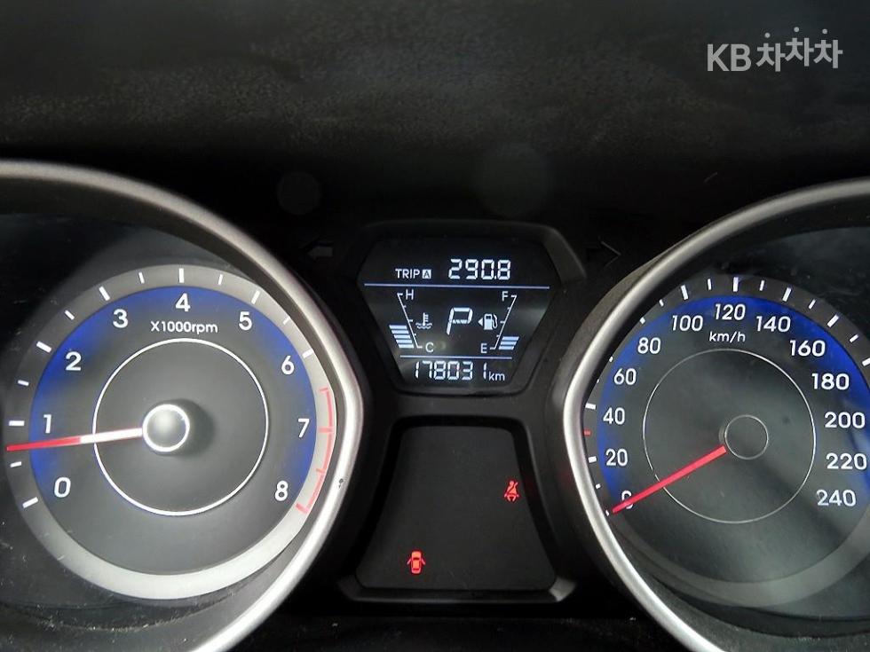 Hyundai Avante — miniaturë 12