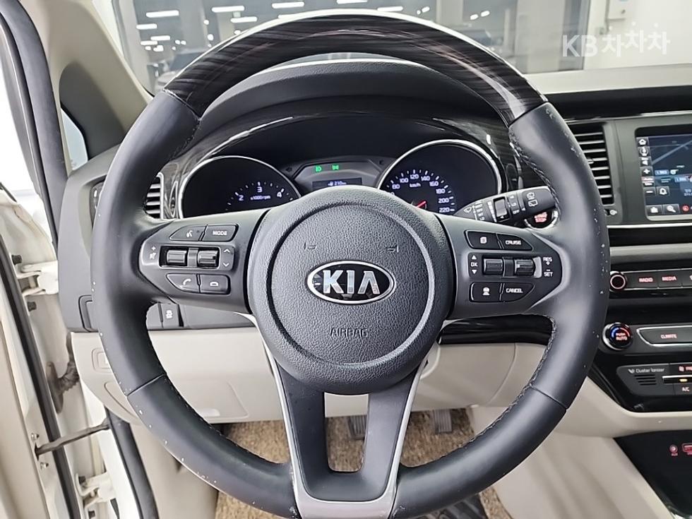 Kia Carnival — miniaturë 9