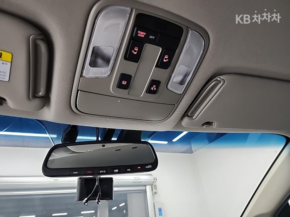 Kia Carnival — miniaturë 17