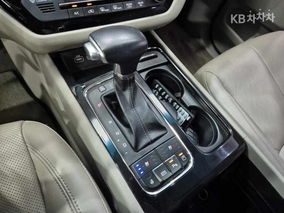 Kia Carnival — miniaturë 8