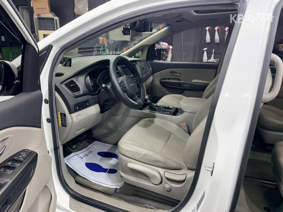 Kia Carnival — miniaturë 6