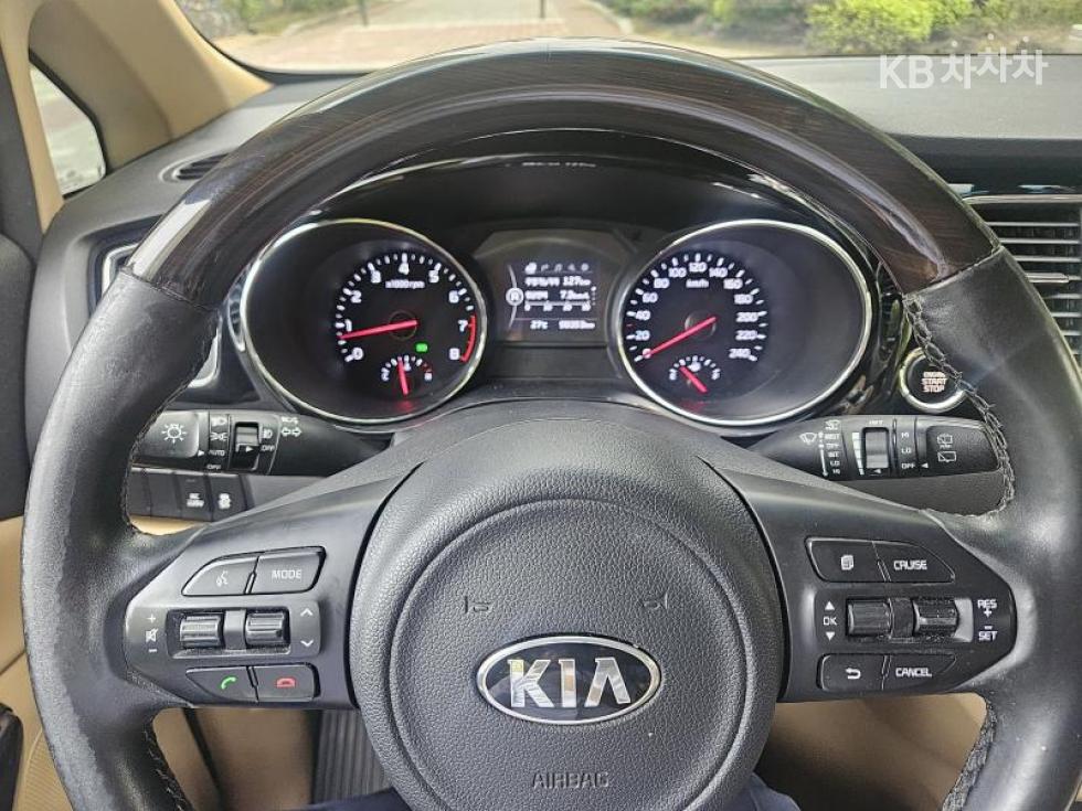 Kia Carnival — miniaturë 17
