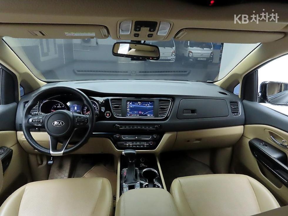Kia Carnival — miniaturë 8