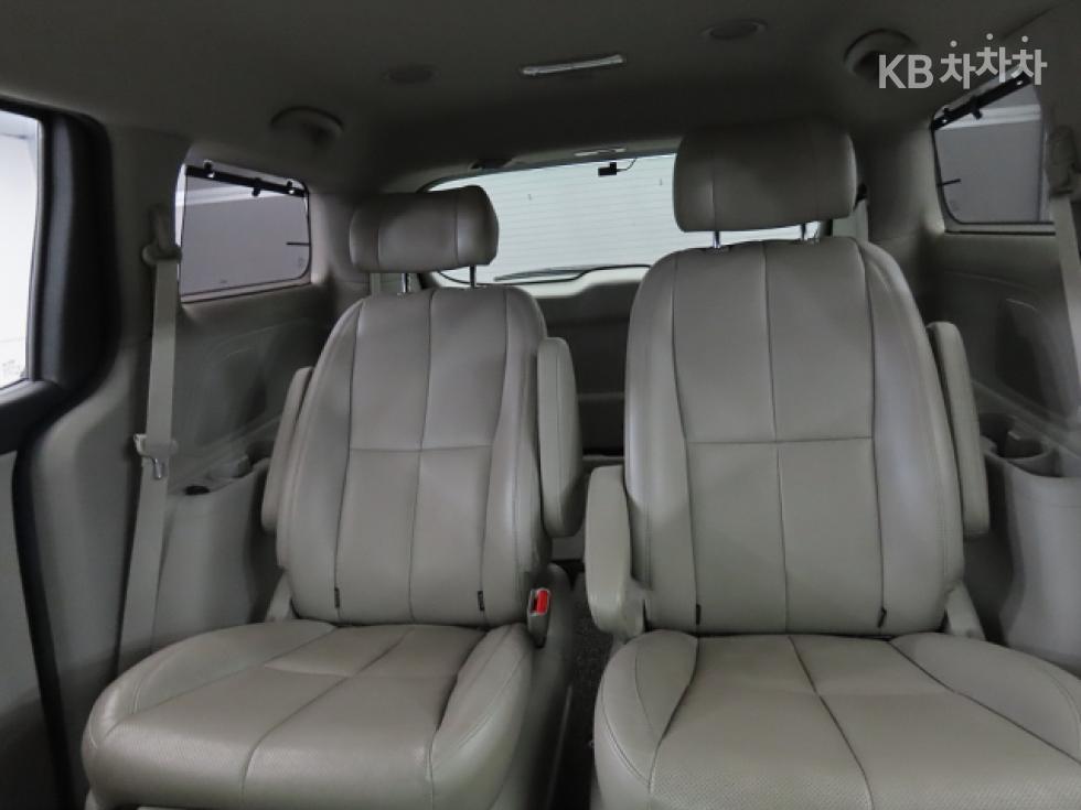 Kia Carnival — miniaturë 8