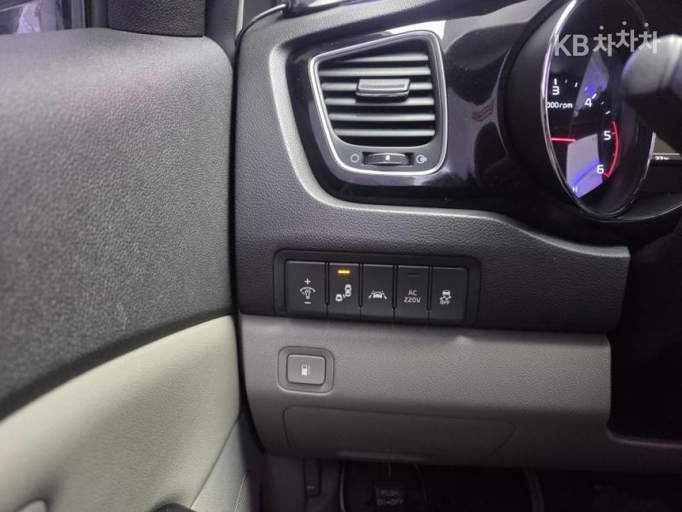 Kia Carnival — miniaturë 17